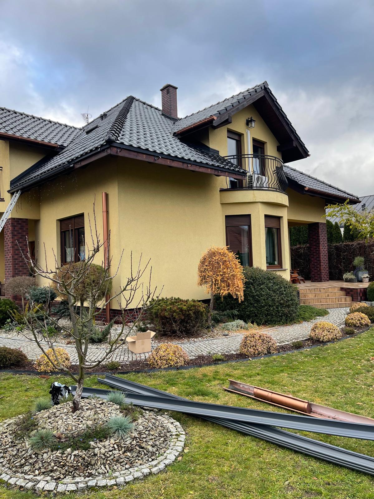 Profesjonalne uslugi dekarskie - dom z nowym dachem w trakcie realizacji